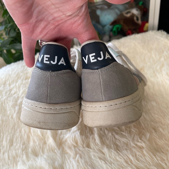 😍SOLD😍Veja V10 Suede Sneakers - Picture 4 of 5